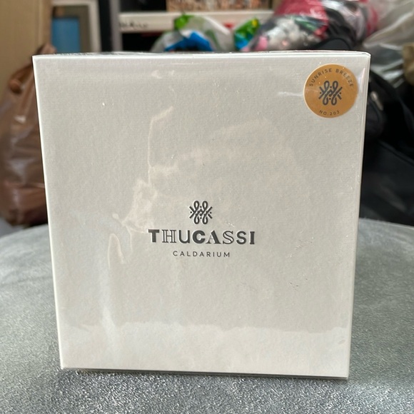 “THUCASSI” NIB Exquisite 2 Wick Candle - Picture 7 of 9